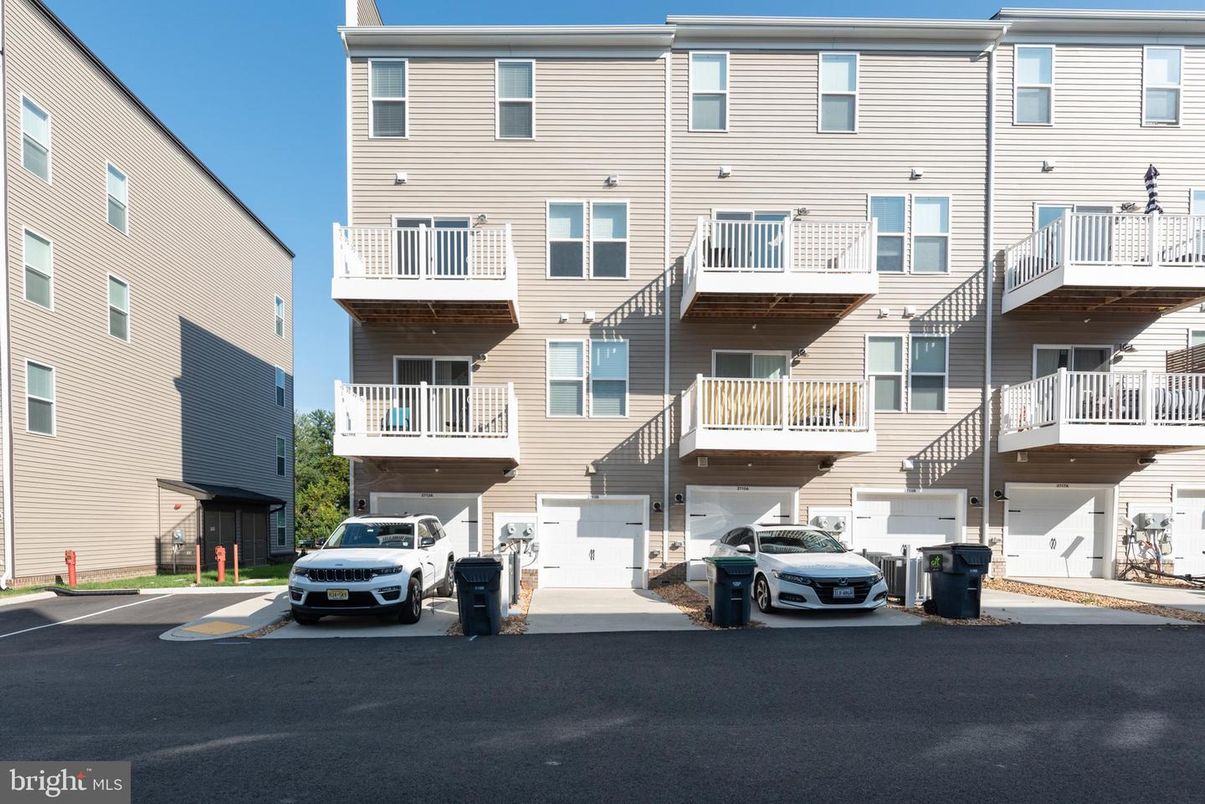 Attached, Exterior, Facade, Rowhouse