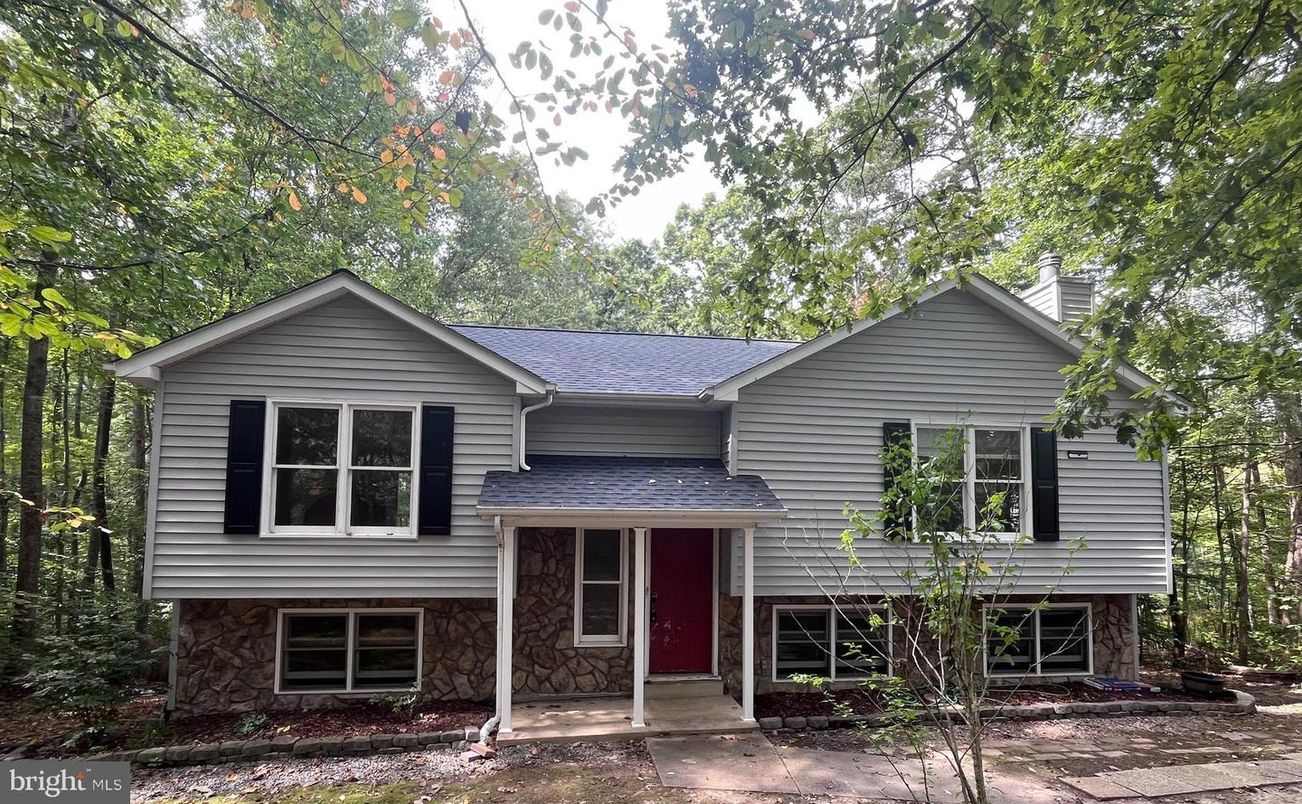 Exterior, Facade, Raised Ranch