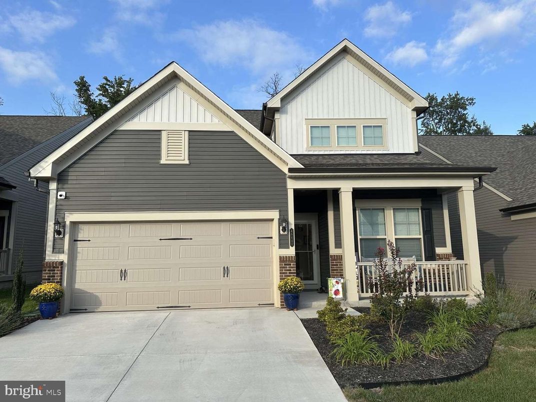 Attached, Exterior, Facade, American Craftsman