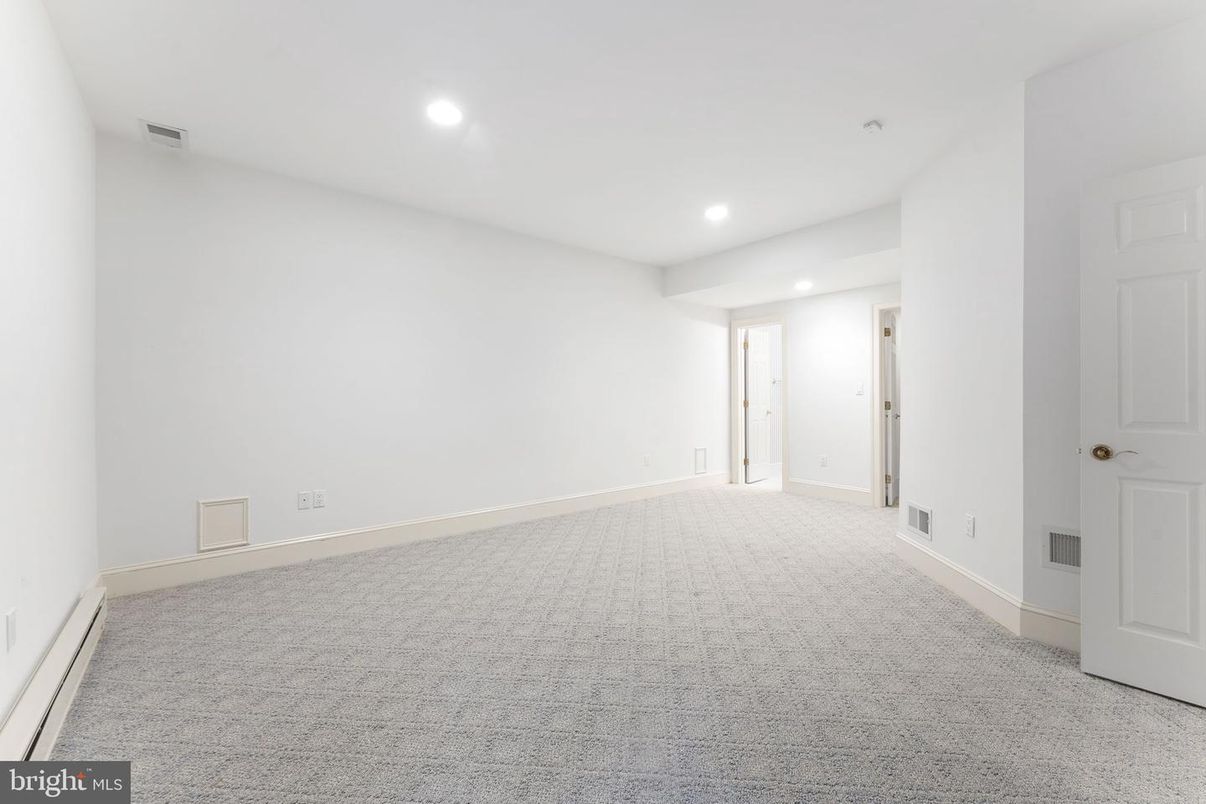 Empty room, Interior, Recessed Lighting