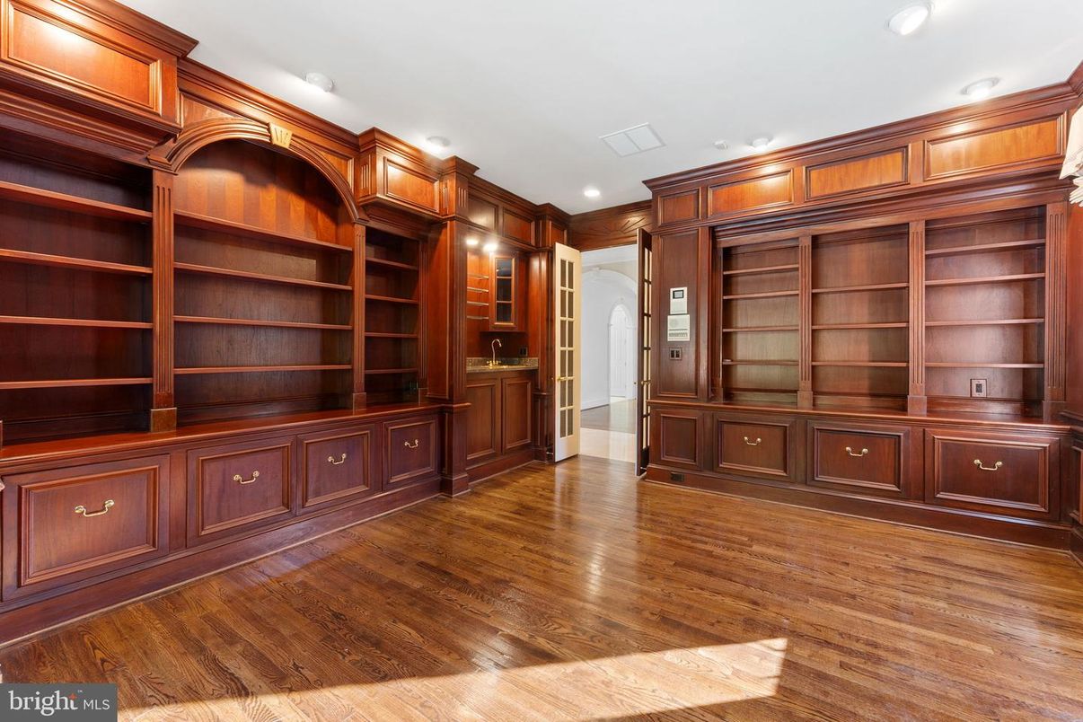 Interior, Recessed Lighting, Wood Texture Flooring, Wooden Walls