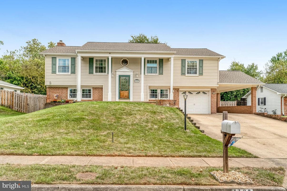 Attached, Exterior, Facade, Brick Facade, Raised Ranch