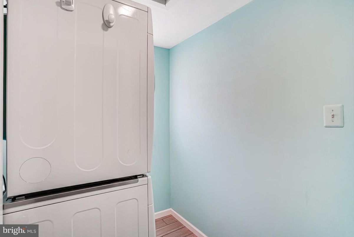 Interior, Washer, Wood Texture Flooring