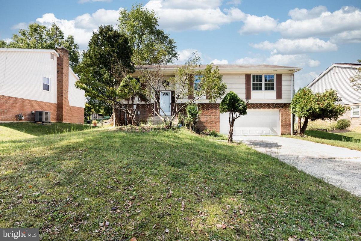 Attached, Exterior, Facade, Brick Facade, Raised Ranch