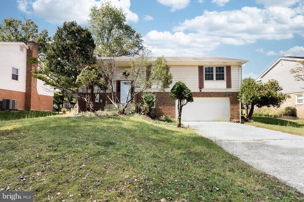 Attached, Exterior, Facade, Brick Facade, Raised Ranch