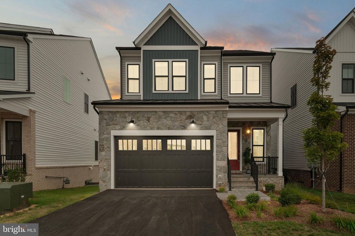 Attached, Exterior, Facade, Farmhouse