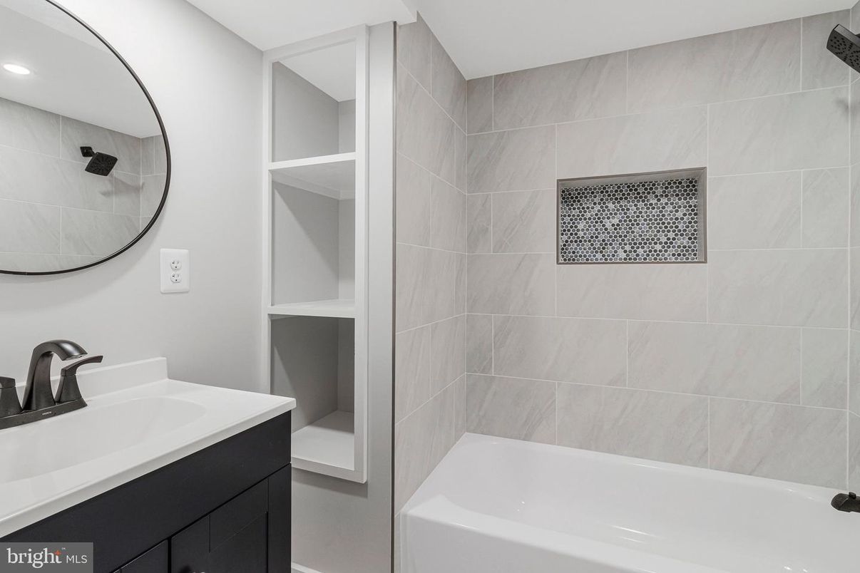Bathroom, Interior, Recessed Lighting