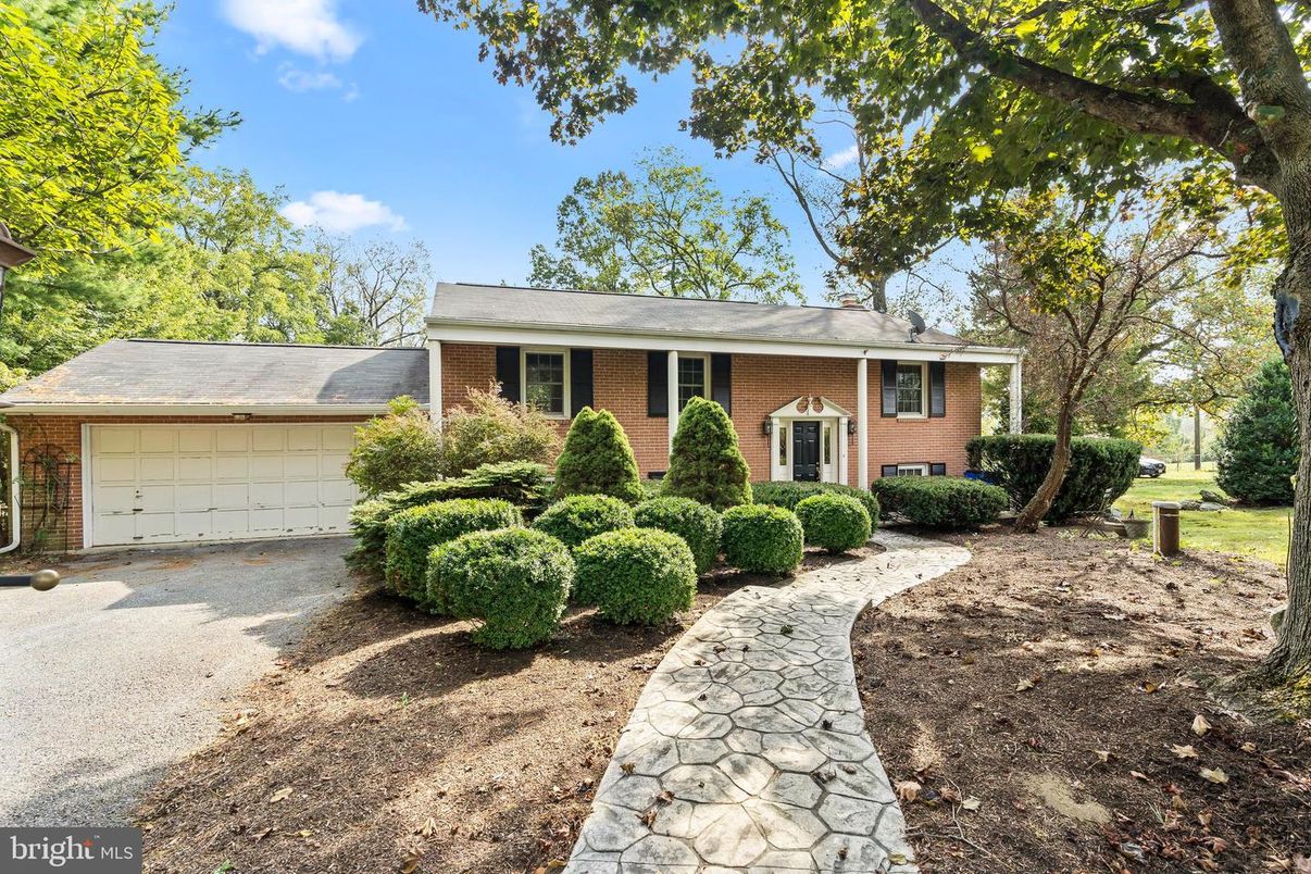 Attached, Exterior, Facade, Brick Facade, Georgian