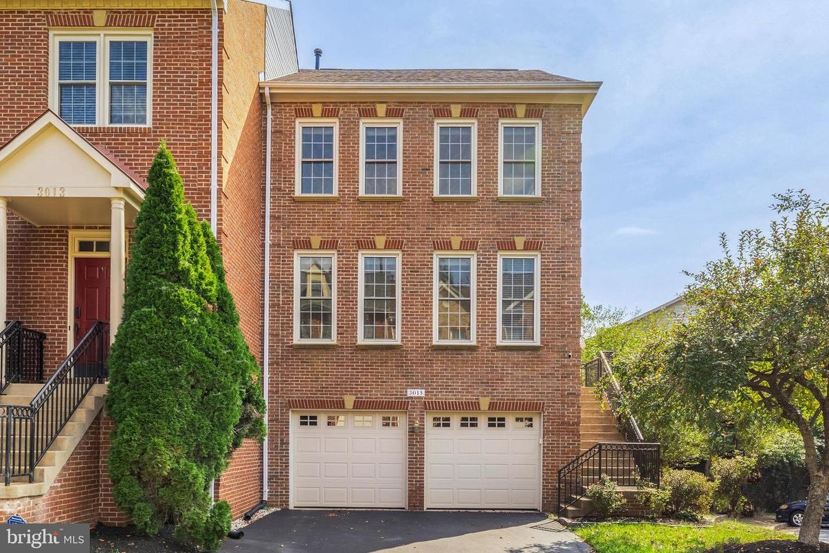 Attached, Exterior, Facade, Brick Facade, Georgian