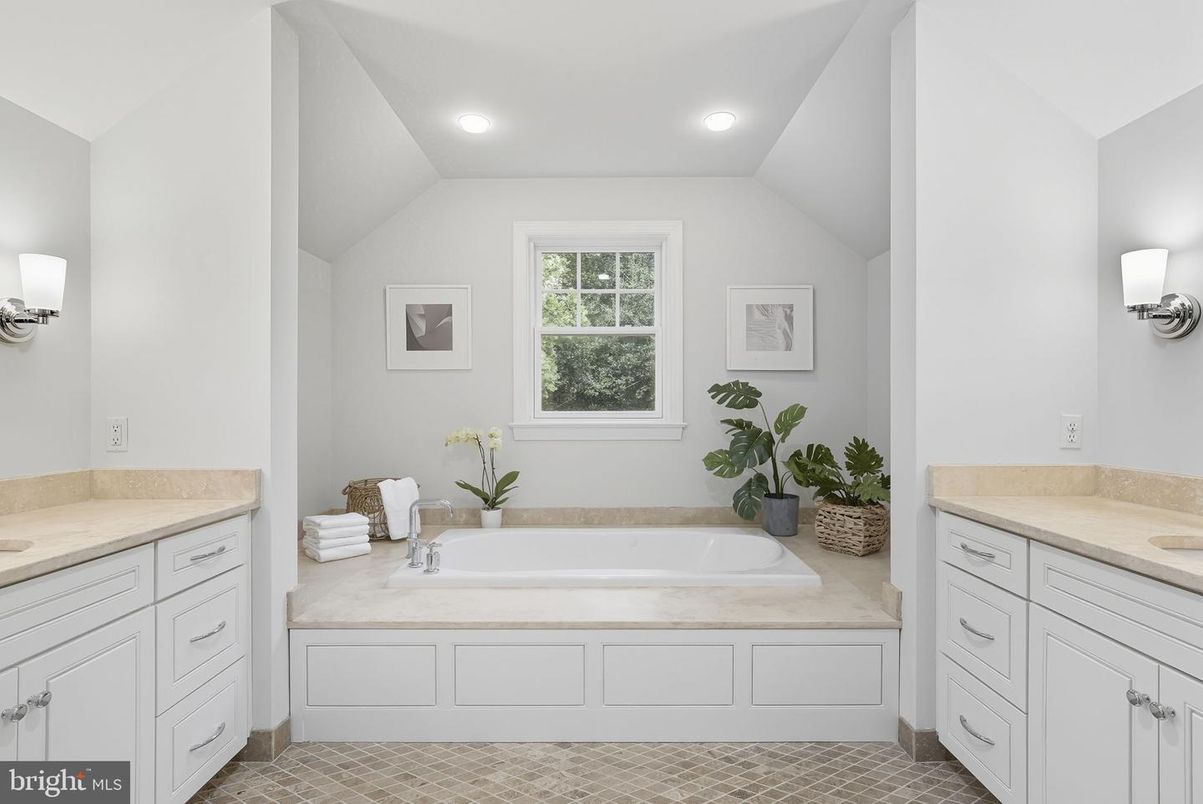 Bathroom, Interior, Recessed Lighting