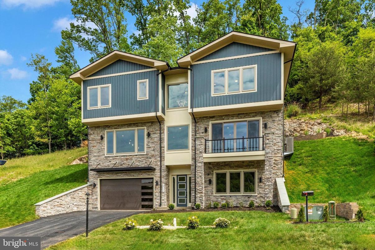 Attached, Exterior, Facade, Brick Facade, Raised Ranch