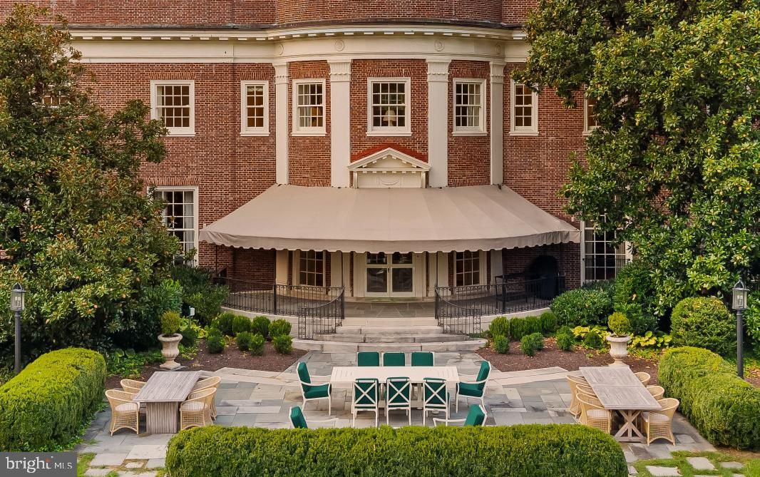 Exterior, Facade, Brick Facade, Georgian