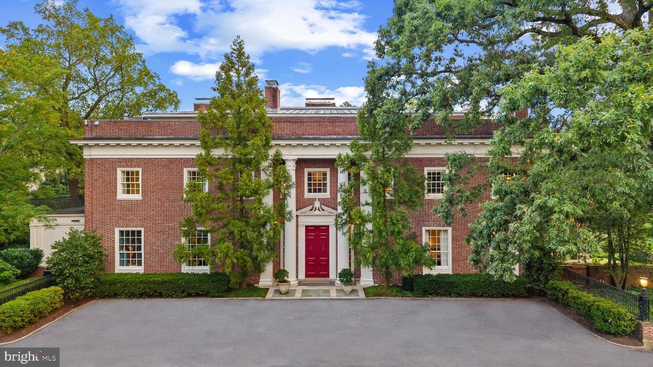 Exterior, Facade, Brick Facade, Georgian