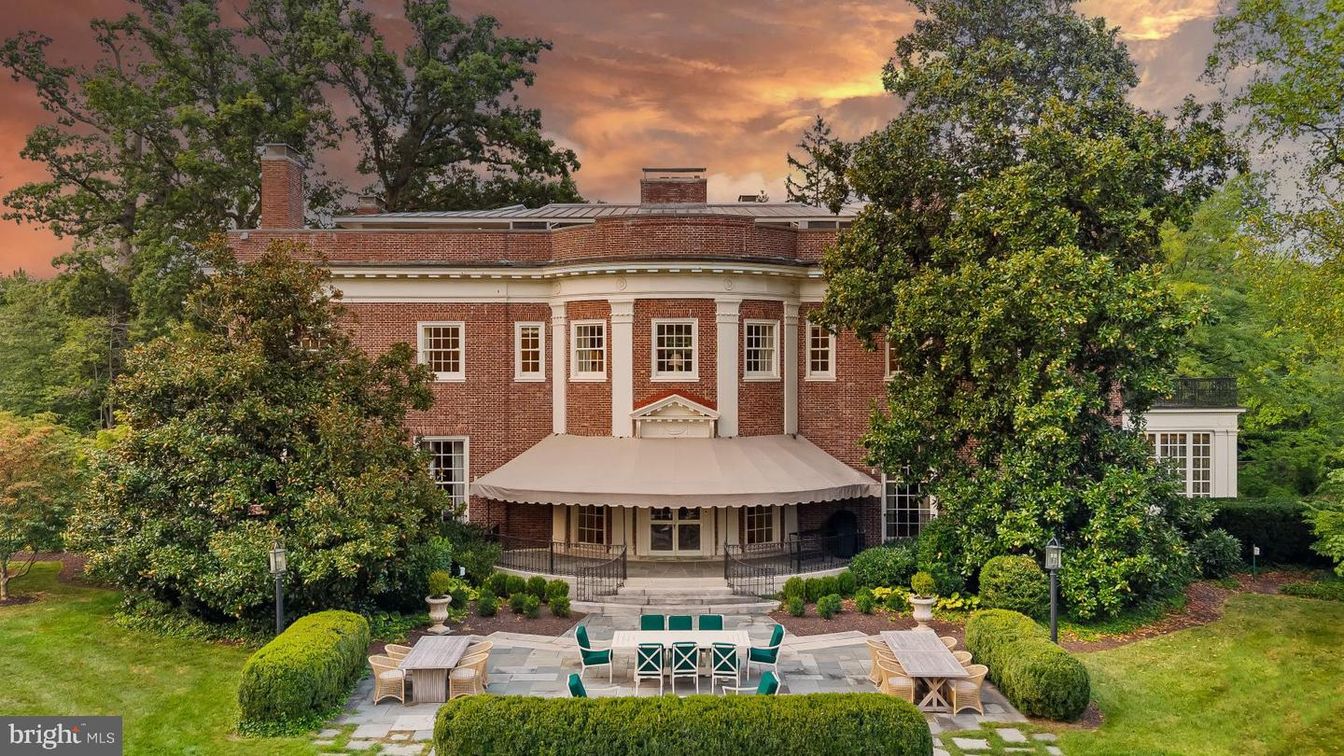 Exterior, Facade, Brick Facade, Georgian