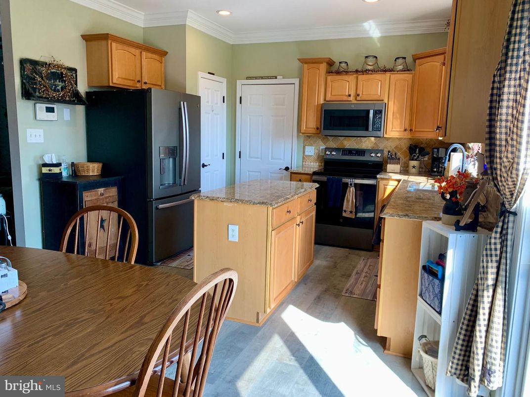 Dining room, Interior, Kitchen, Recessed Lighting, Wood Texture Flooring