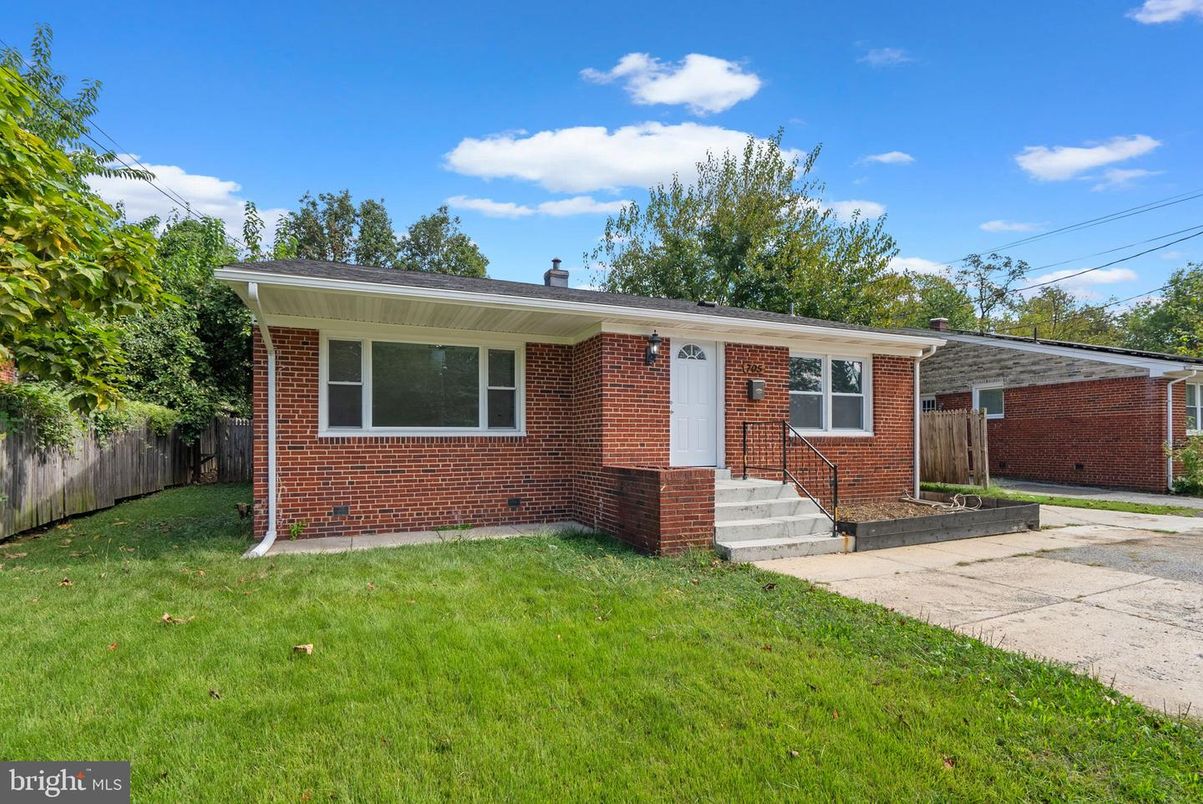 Exterior, Facade, Brick Facade, Cape Cod