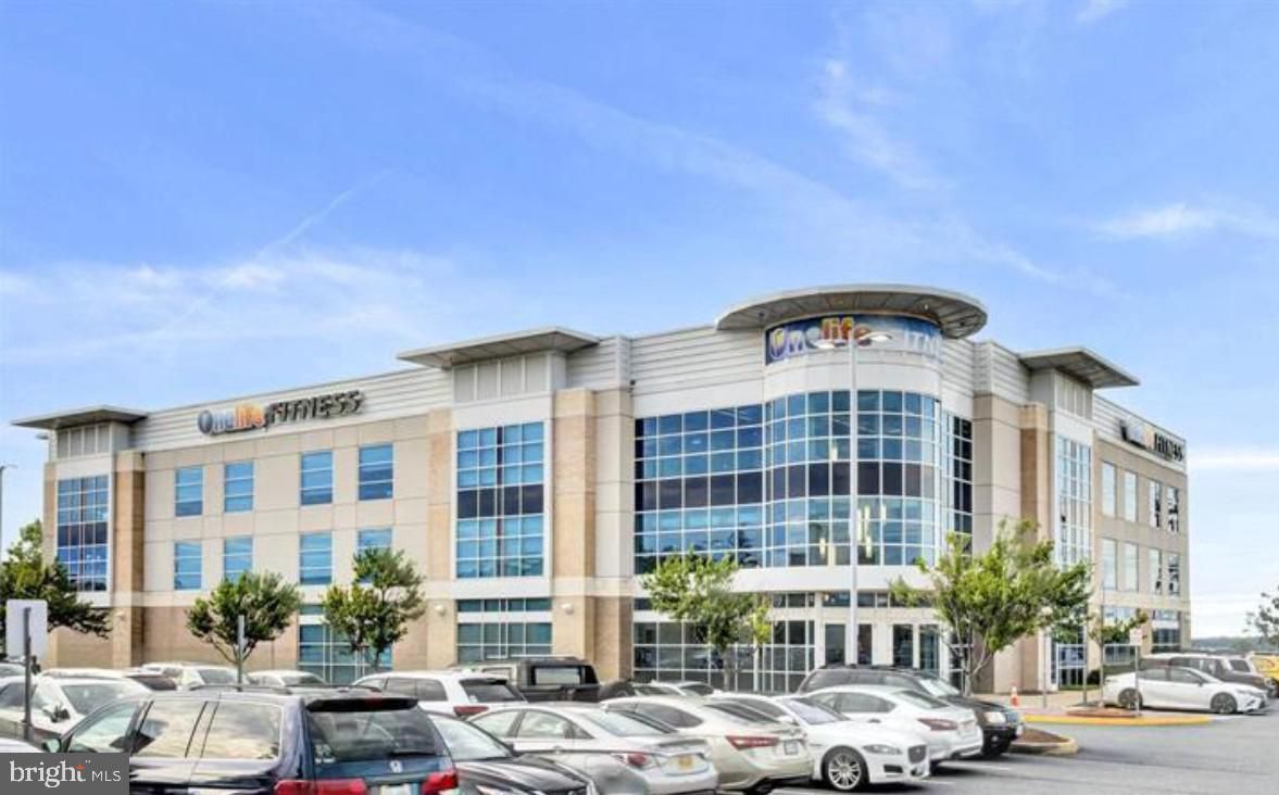 Exterior, Facade, Highrise