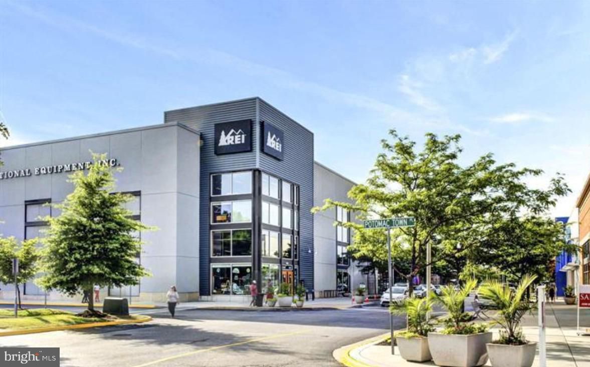 Exterior, Facade, Condo Building