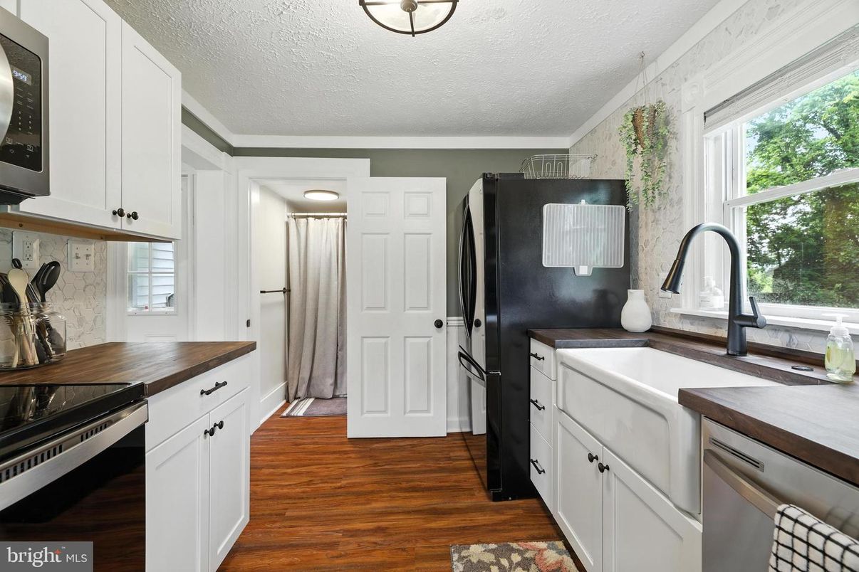 Interior, Kitchen, Stainless Steel Appliances, Wood Texture Flooring