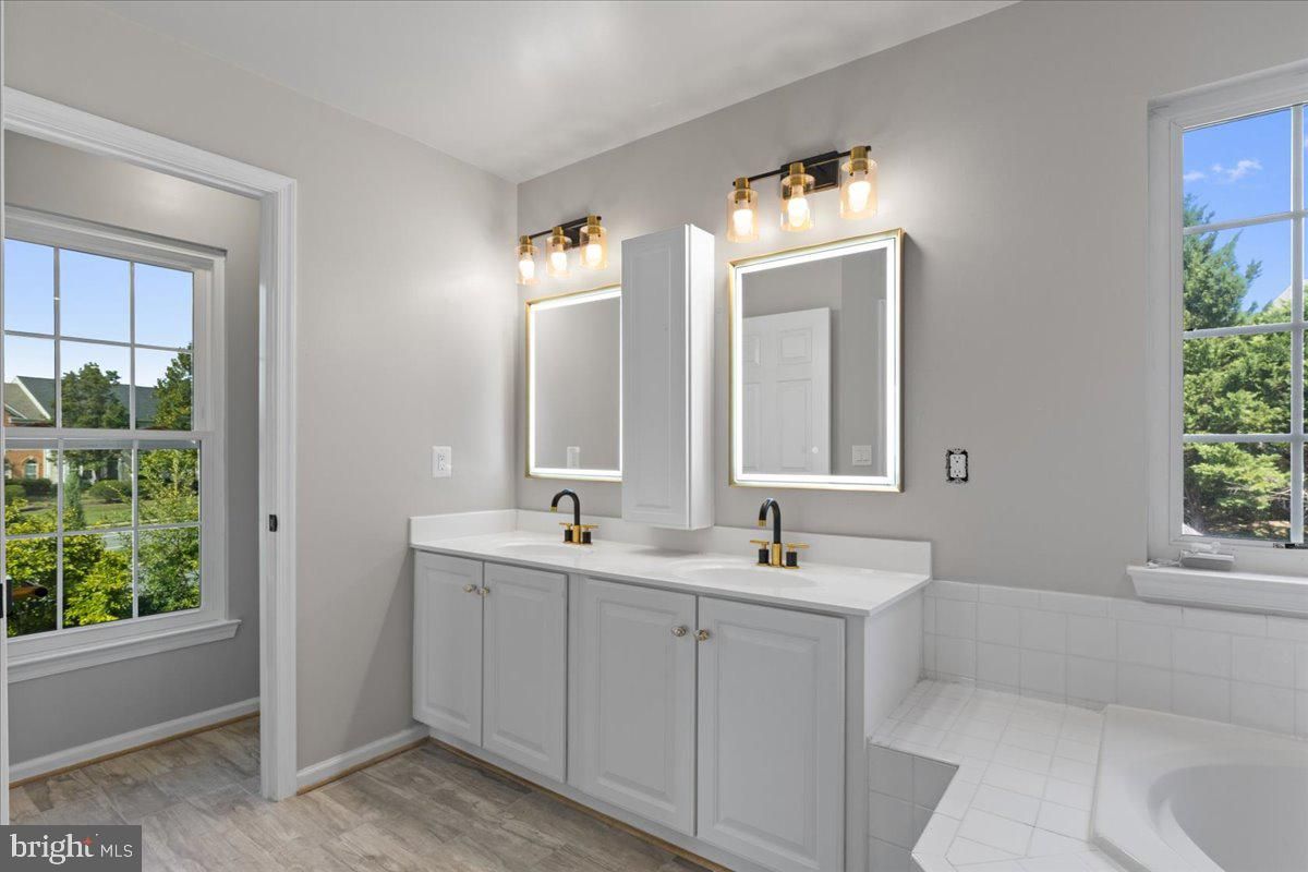 Bathroom, Dual Sink Vanities, Interior