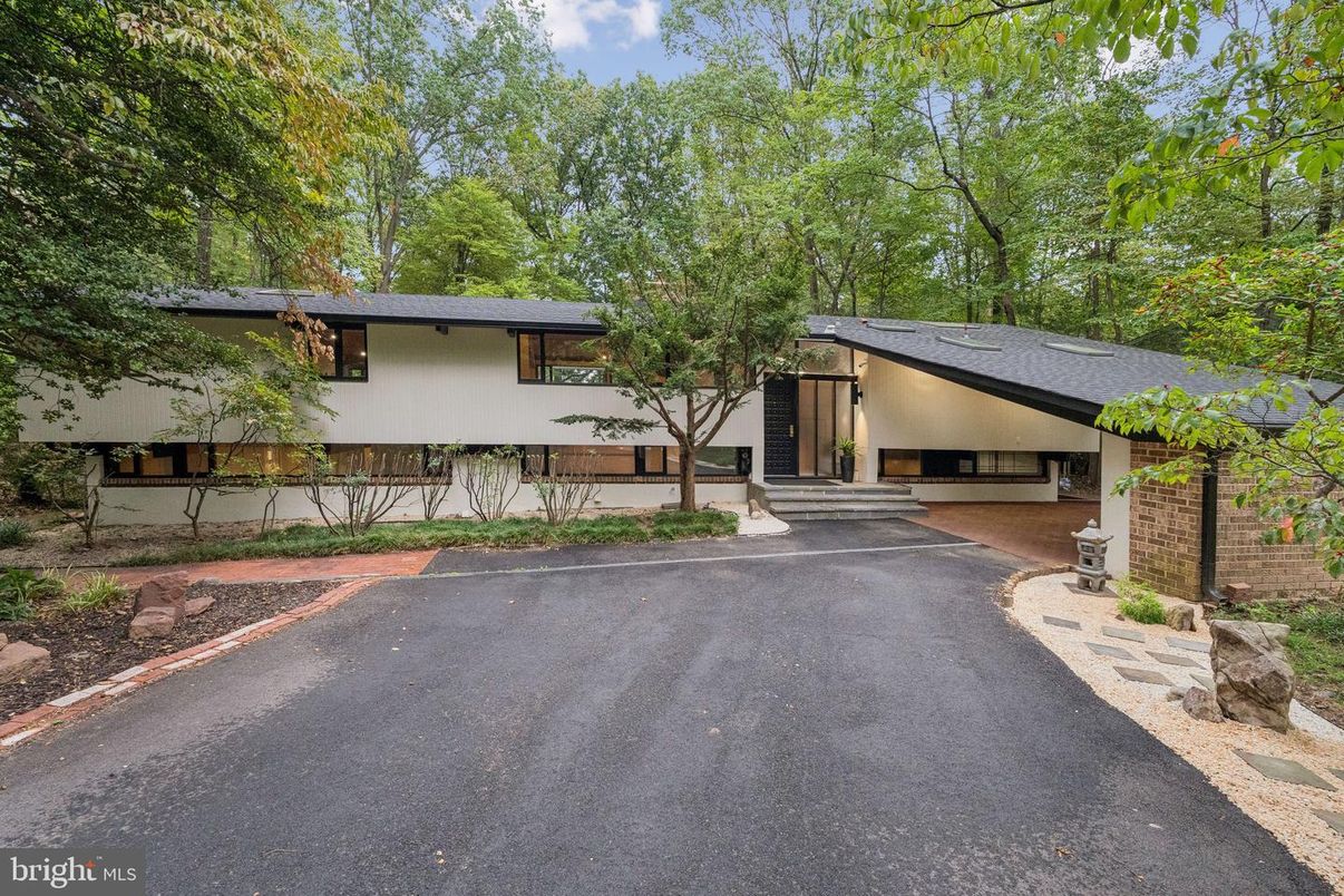 Backyard, Exterior, Facade, Raised Ranch