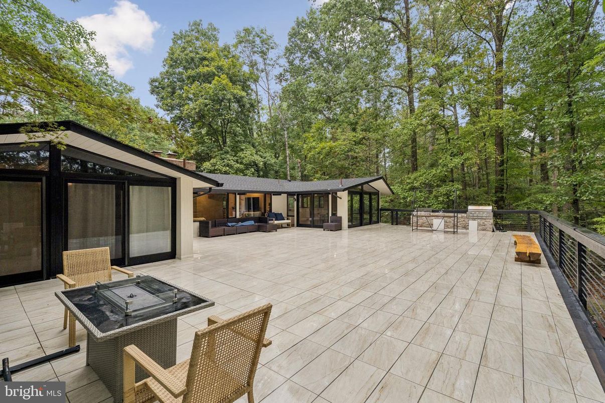 Exterior, Outdoor Kitchen