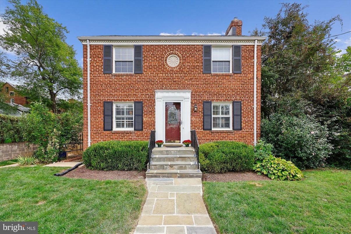 Exterior, Facade, Brick Facade, Georgian