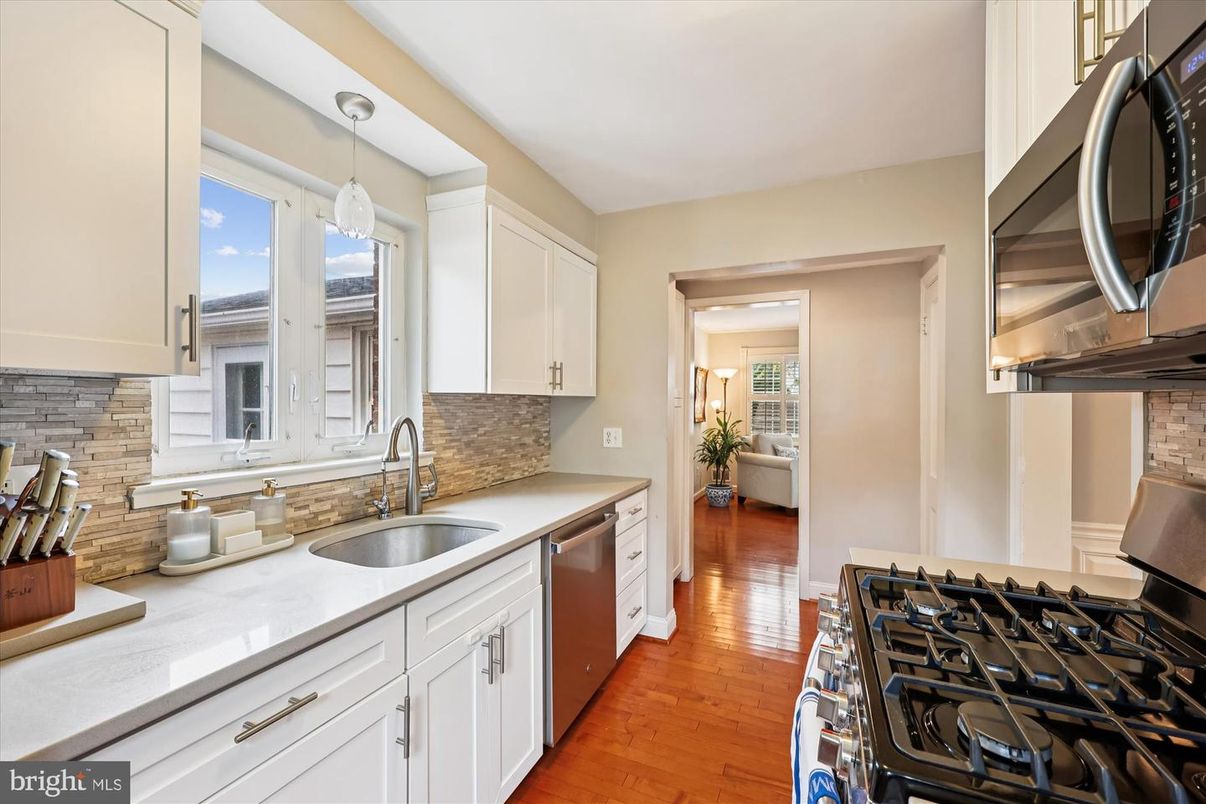 Interior, Kitchen, Pendant Lights, Wood Texture Flooring