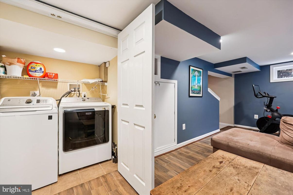 Interior, Recessed Lighting, Washer, Wood Texture Flooring