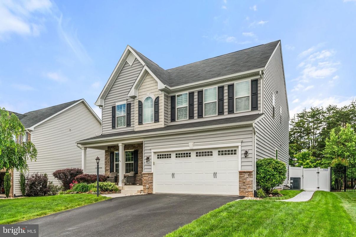 Attached, Exterior, Facade, Farmhouse