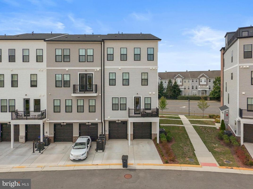 Attached, Exterior, Facade, Rowhouse