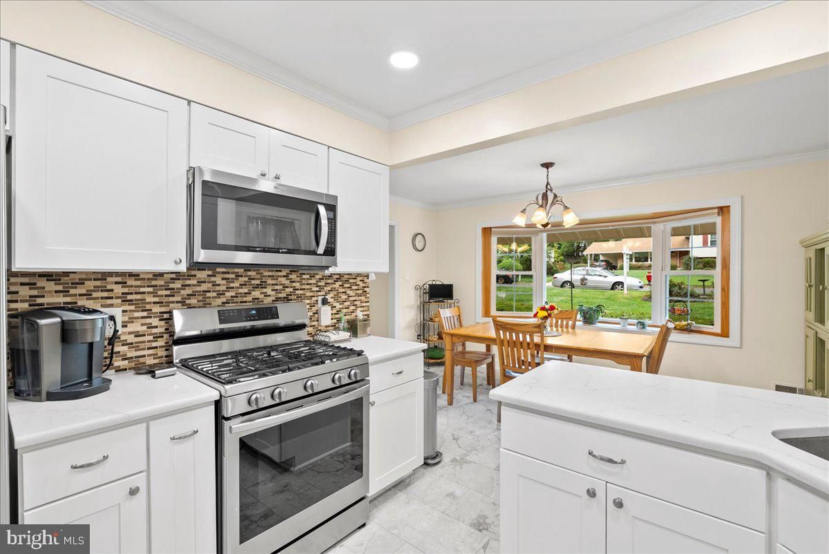 Chandelier, Dining room, Interior, Kitchen, Pendant Lights, Recessed Lighting, Stainless Steel Appliances