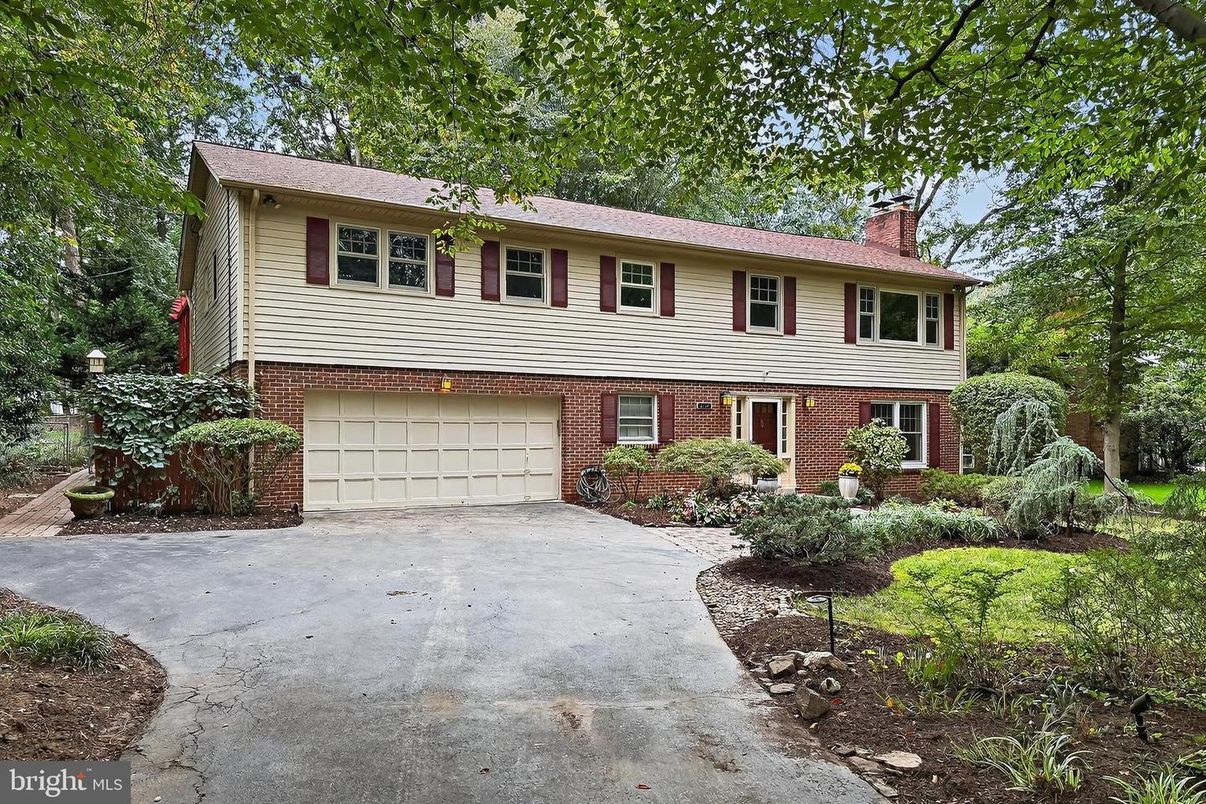 Attached, Exterior, Facade, Brick Facade, Raised Ranch