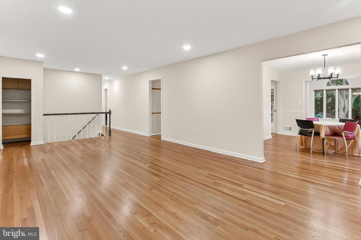 Chandelier, Dining room, Interior, Recessed Lighting, Wood Texture Flooring