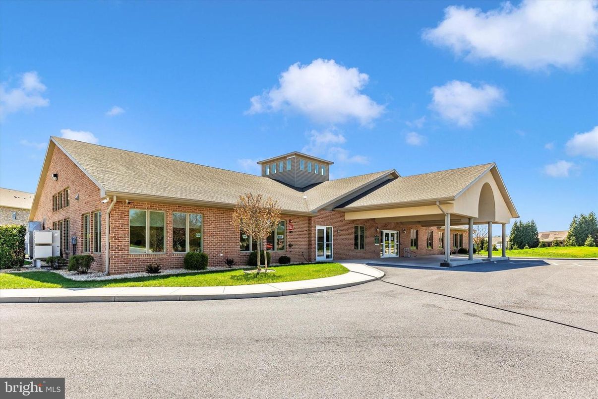 Exterior, Facade, Brick Facade, Ranch