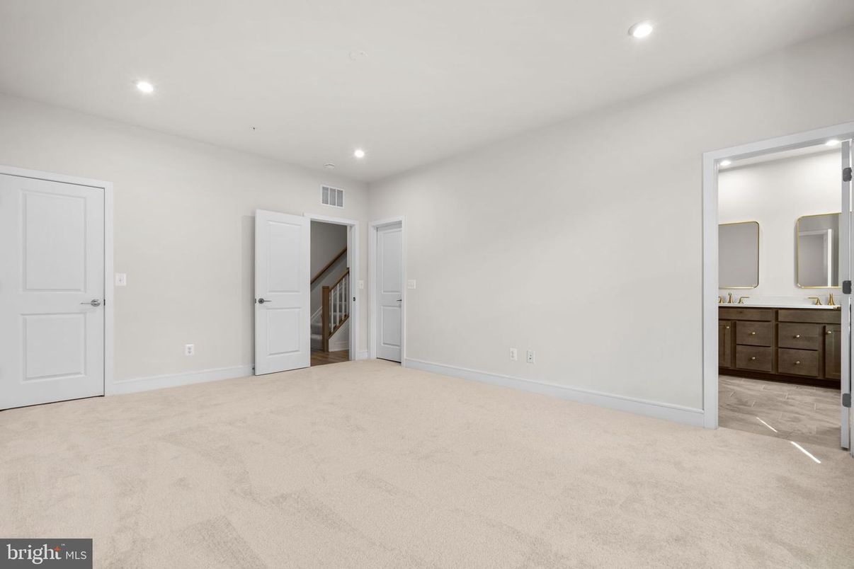 Bathroom, Empty room, Interior, Recessed Lighting
