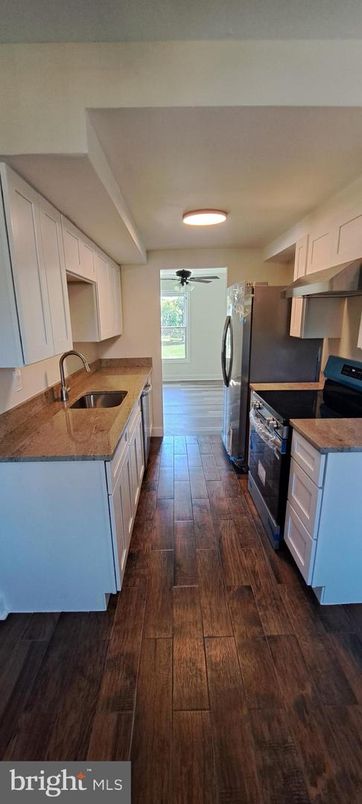 Interior, Kitchen, Washer, Wood Texture Flooring