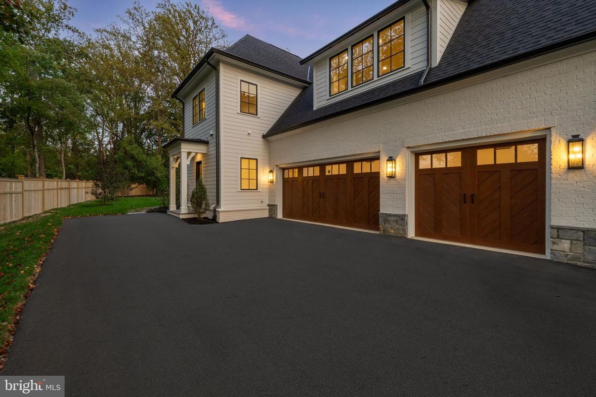 Attached, Exterior, Facade, Farmhouse