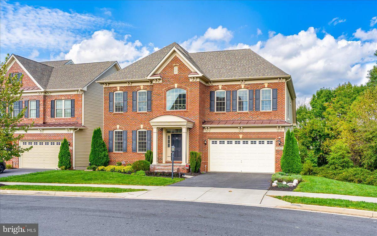 Attached, Exterior, Facade, Brick Facade, Georgian