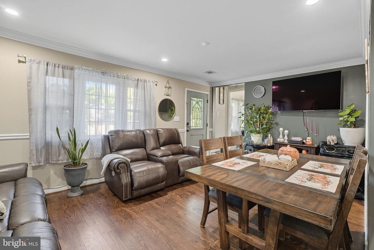 Dining room, Interior, Living room, Recessed Lighting, Wood Texture Flooring