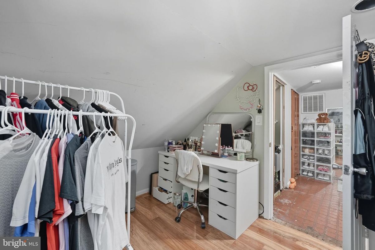 Interior, Walk-in Closets, Wood Texture Flooring