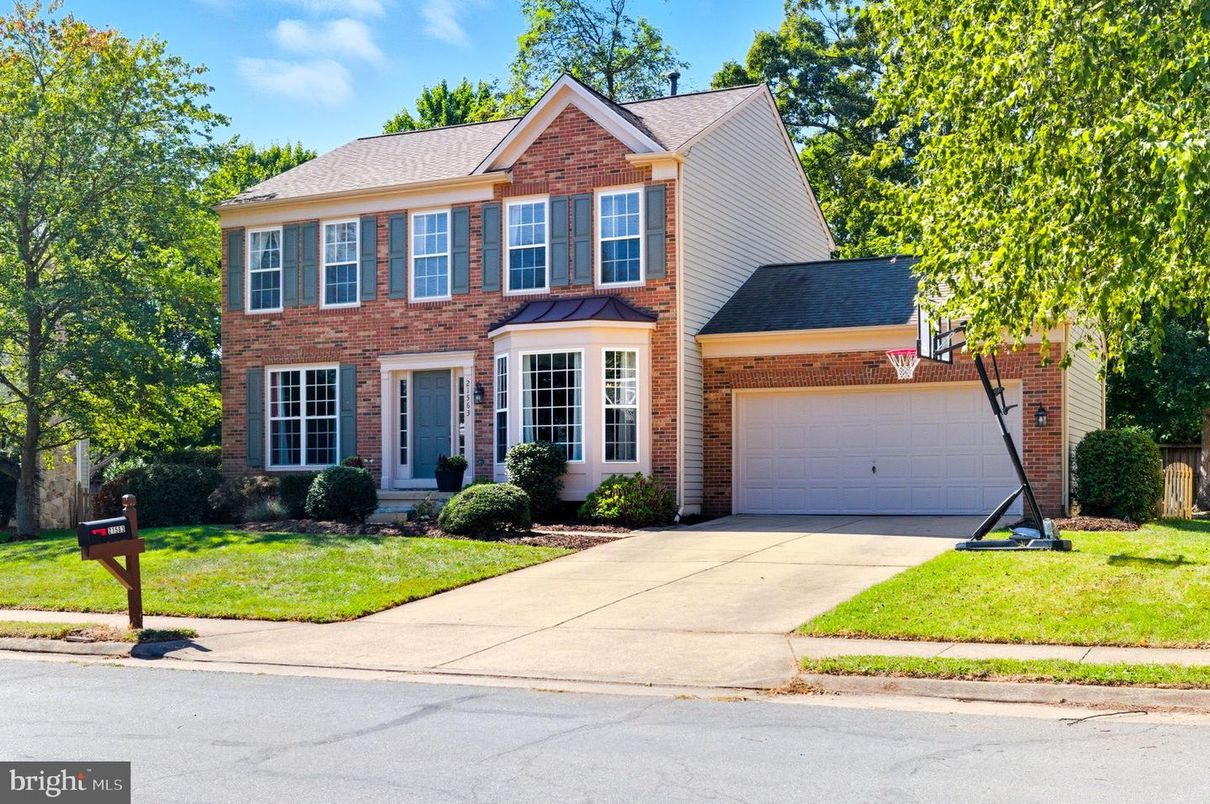 Attached, Exterior, Facade, Brick Facade, Georgian