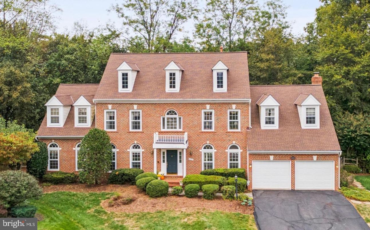 Attached, Exterior, Facade, Brick Facade, Georgian