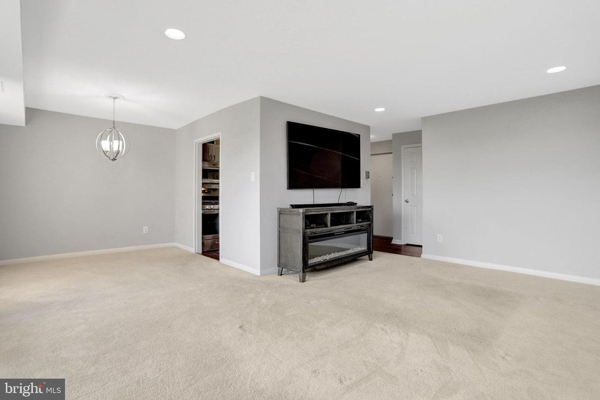Empty room, Interior, Pendant Lights, Recessed Lighting