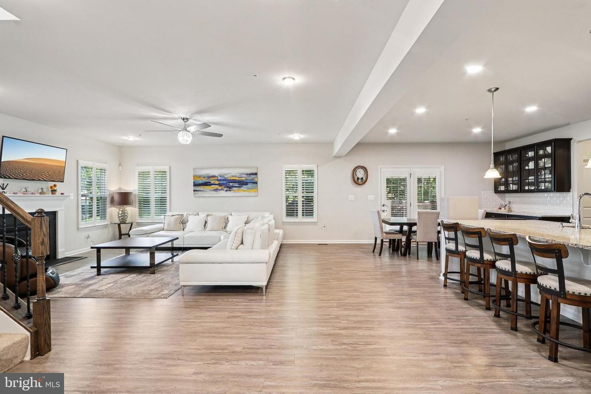 Dining room, Interior, Living room, Pendant Lights, Recessed Lighting, Wood Texture Flooring