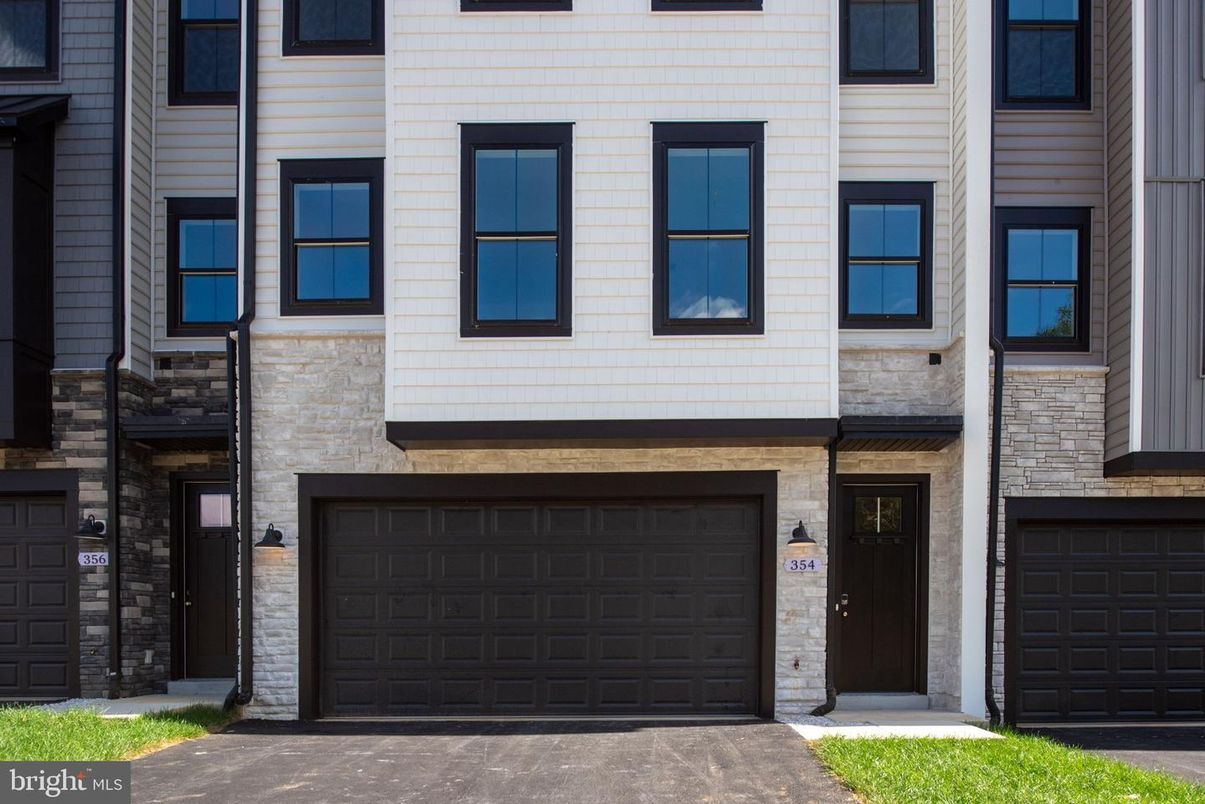 Attached, Exterior, Facade, Rowhouse