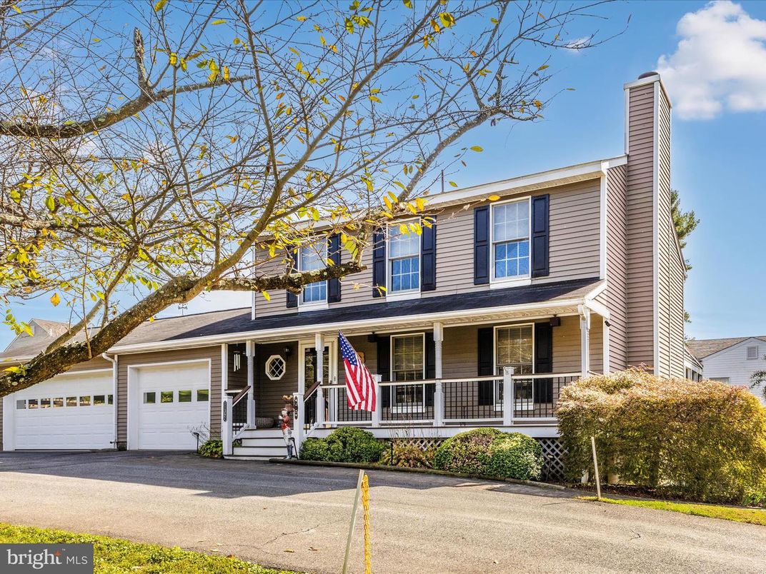 Attached, Exterior, Facade, American Foursquare