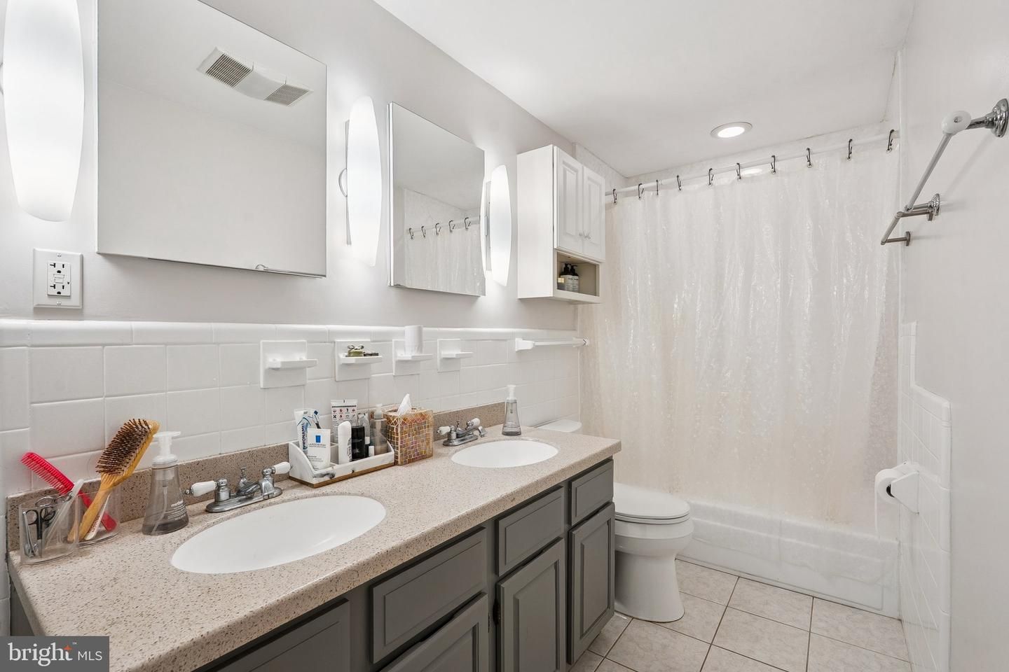 Bathroom, Dual Sink Vanities, Interior, Recessed Lighting
