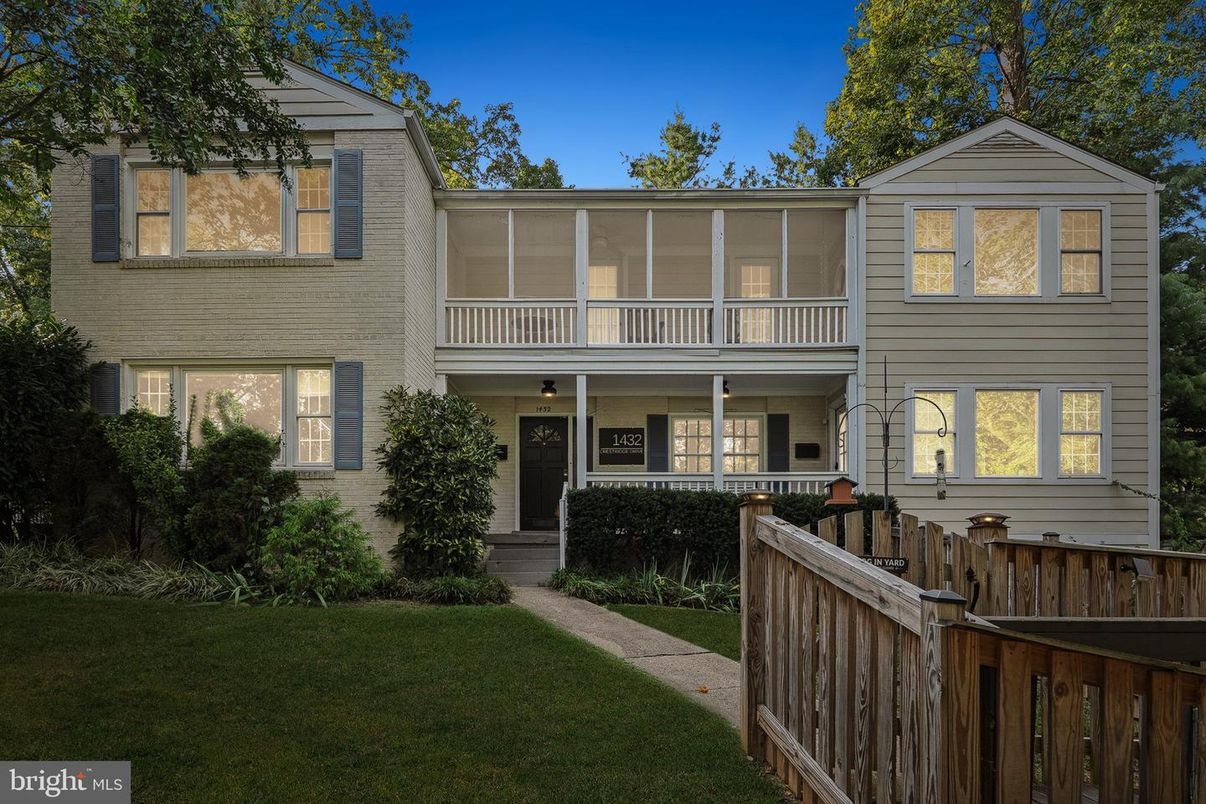 Exterior, Facade, Rowhouse