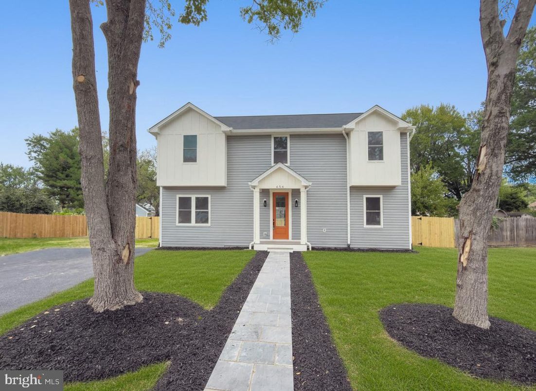 Backyard, Exterior, Facade, Raised Ranch